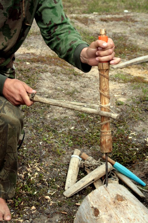 В наше время высоких технологий в тундровой культуре сохраняются и активно используются традиционные инструменты для обработки дерева. Особенно они актуальны летом, когда надо экономить бензин. На фото &ndash; лучковая дрель. Ярсалинская тундра. Июль 2010 г.