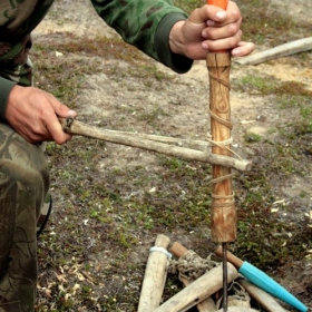 В наше время высоких технологий в тундровой культуре сохраняются и активно используются традиционные инструменты для обработки дерева. Особенно они актуальны летом, когда надо экономить бензин. На фото &ndash; лучковая дрель. Ярсалинская тундра. Июль 2010 г.