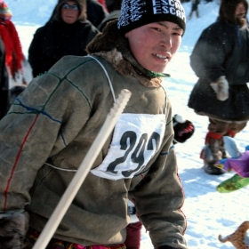 В руках у Саши использующаяся ненецкими лыжниками палка-лопатка, служащая в оленеводстве для проверки ягеля под снежным покровом. Аксарка. Апрель 2010 г.